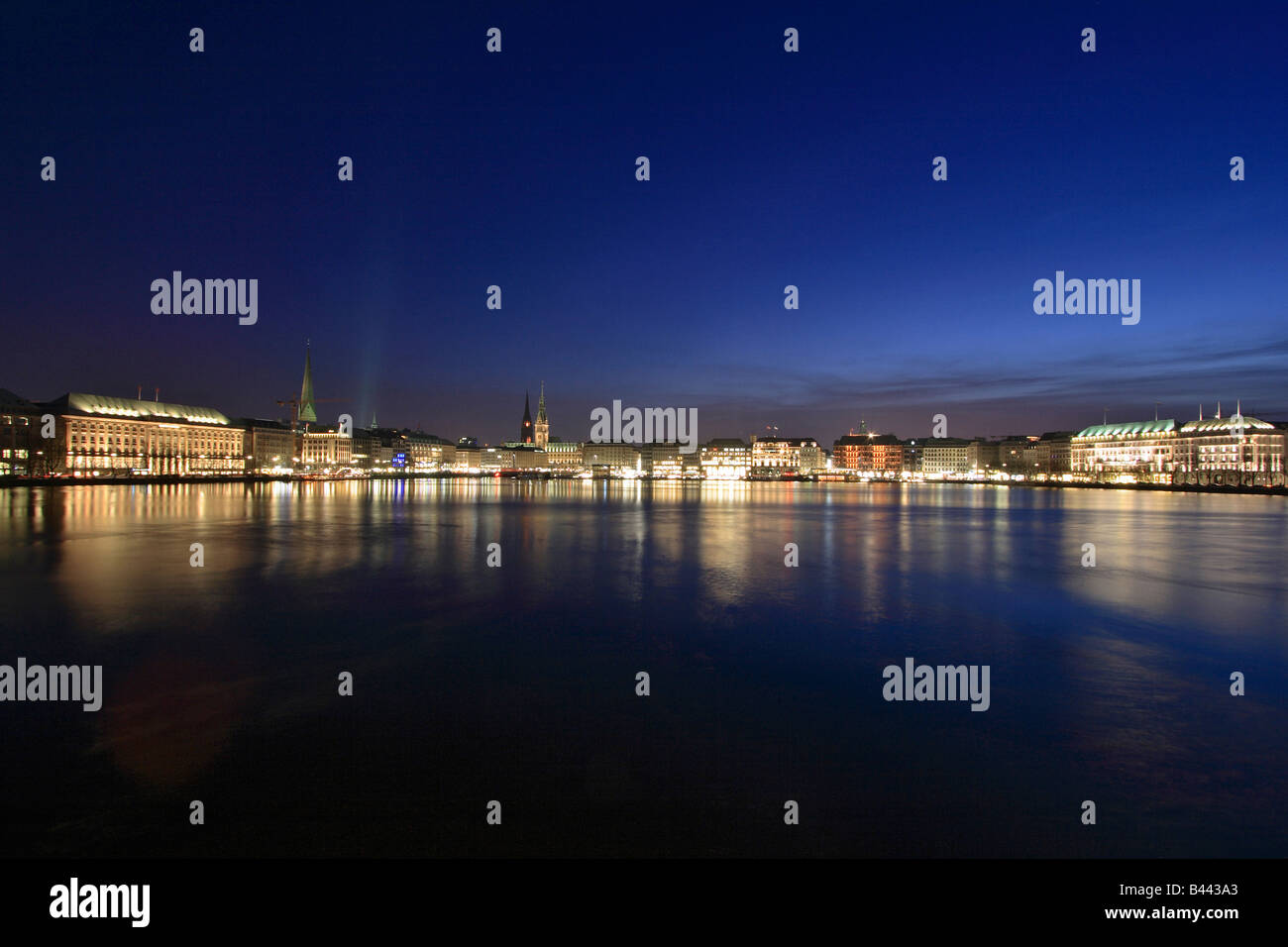 Le lac Inner Alster et la rue Jungfernstieg dans la soirée, Hambourg, Allemagne Banque D'Images