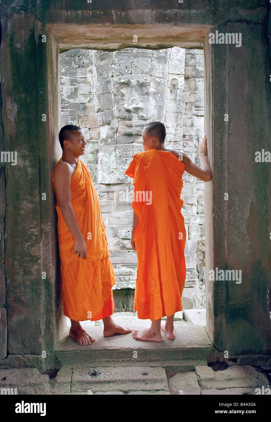 Cambodge, Angkor Wat, le temple Bayon, deux moines debout dans une porte Banque D'Images