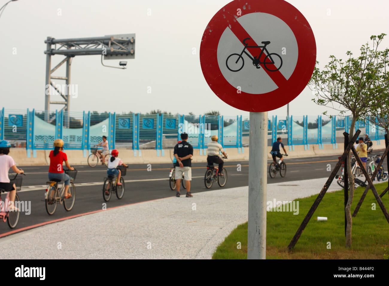 Bicyclysts ride passé un 'Non' Vélos signe. Banque D'Images