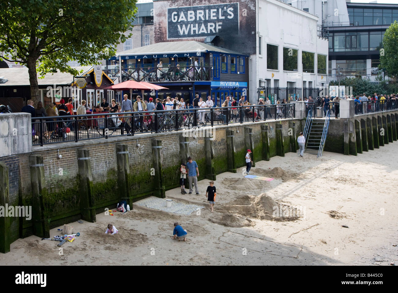 London city gabriels wharf sandy beach Thames London England uk go Banque D'Images