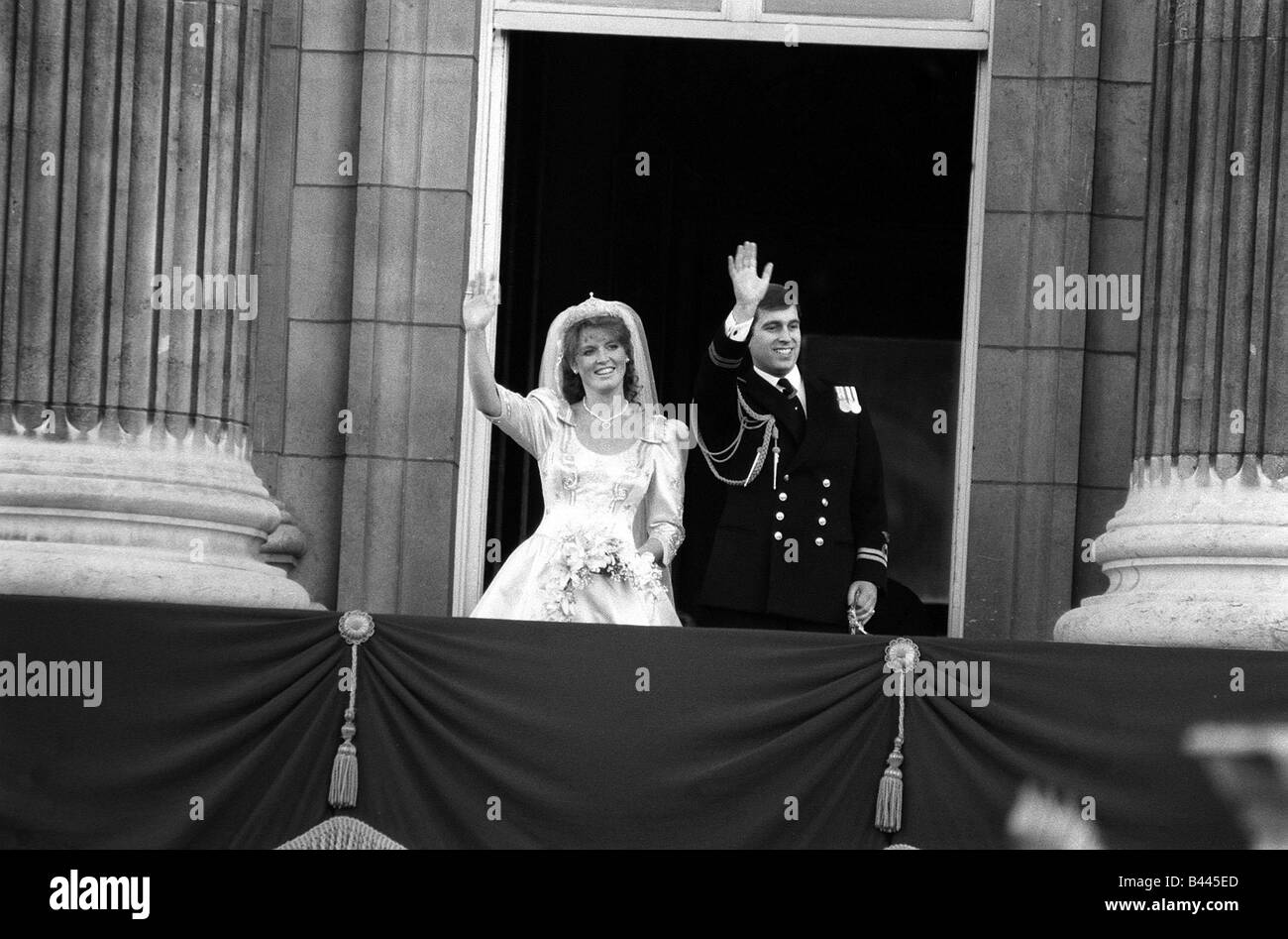 Le prince Andrew et Sarah Ferguson Mariage Juillet 1986 Le duc et la duchesse de York vague à la foule depuis le balcon Banque D'Images