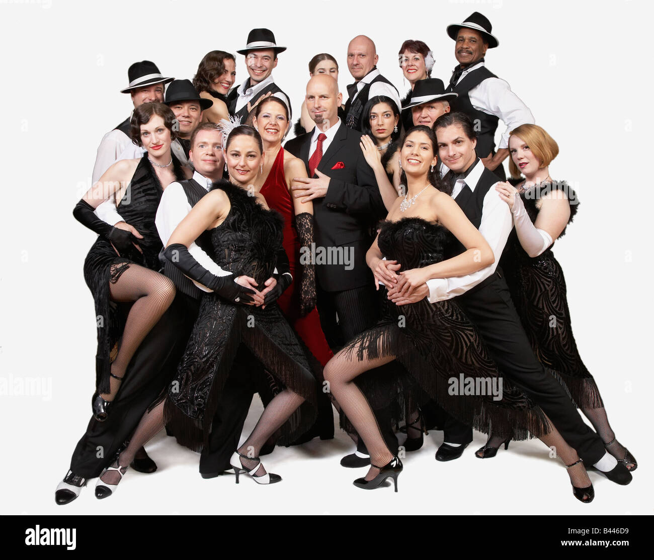 Population multiethnique posant dans des tenues de tango Banque D'Images