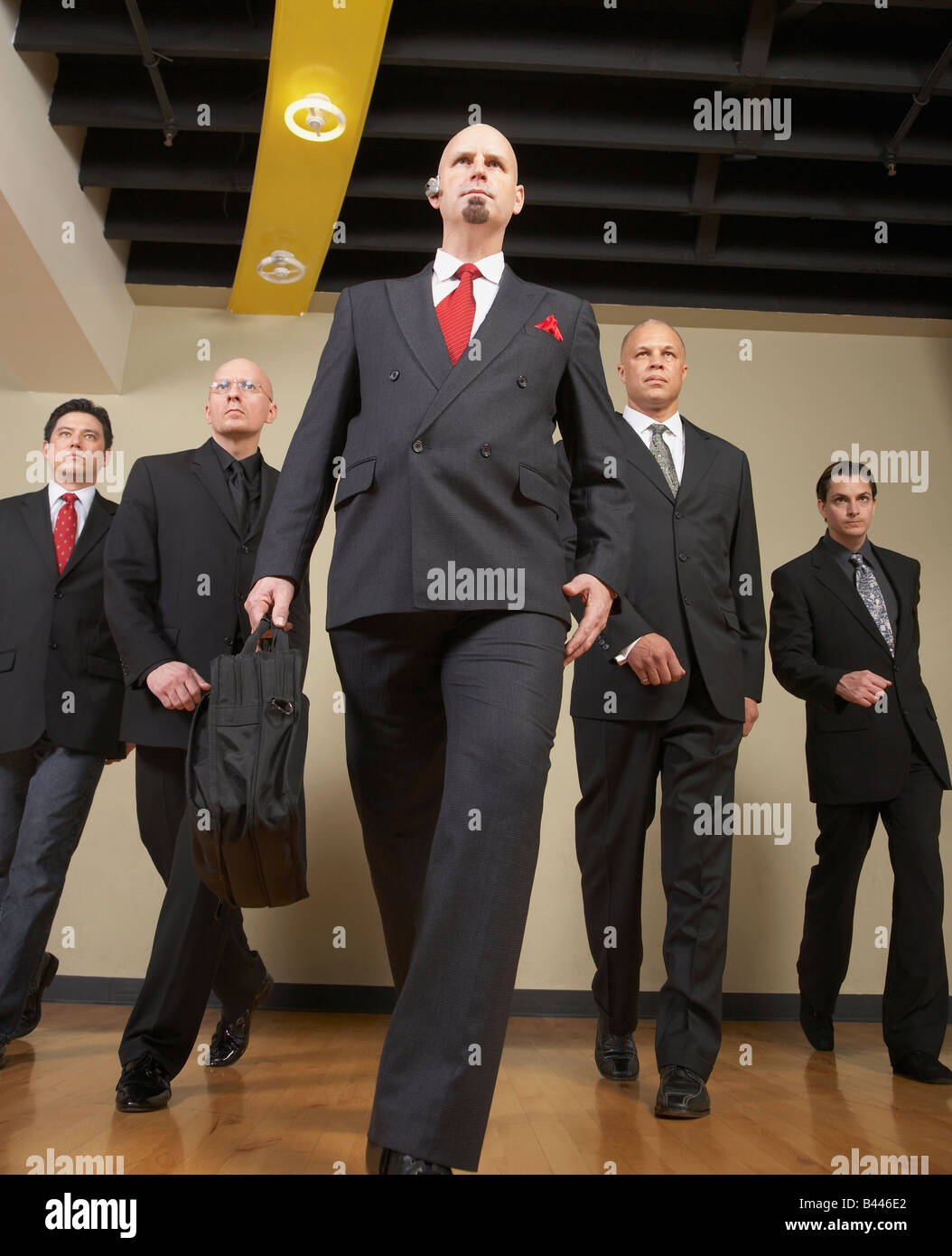Multi-ethnic businessmen walking en formation Banque D'Images