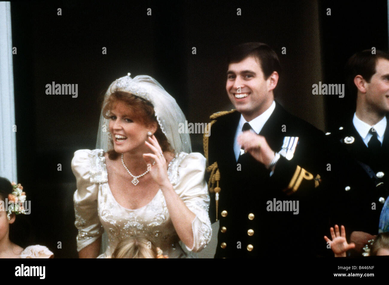 Le prince Andrew et Sarah Ferguson sur le balcon de Buckingham Palace après leur mariage Juillet 1986 Banque D'Images