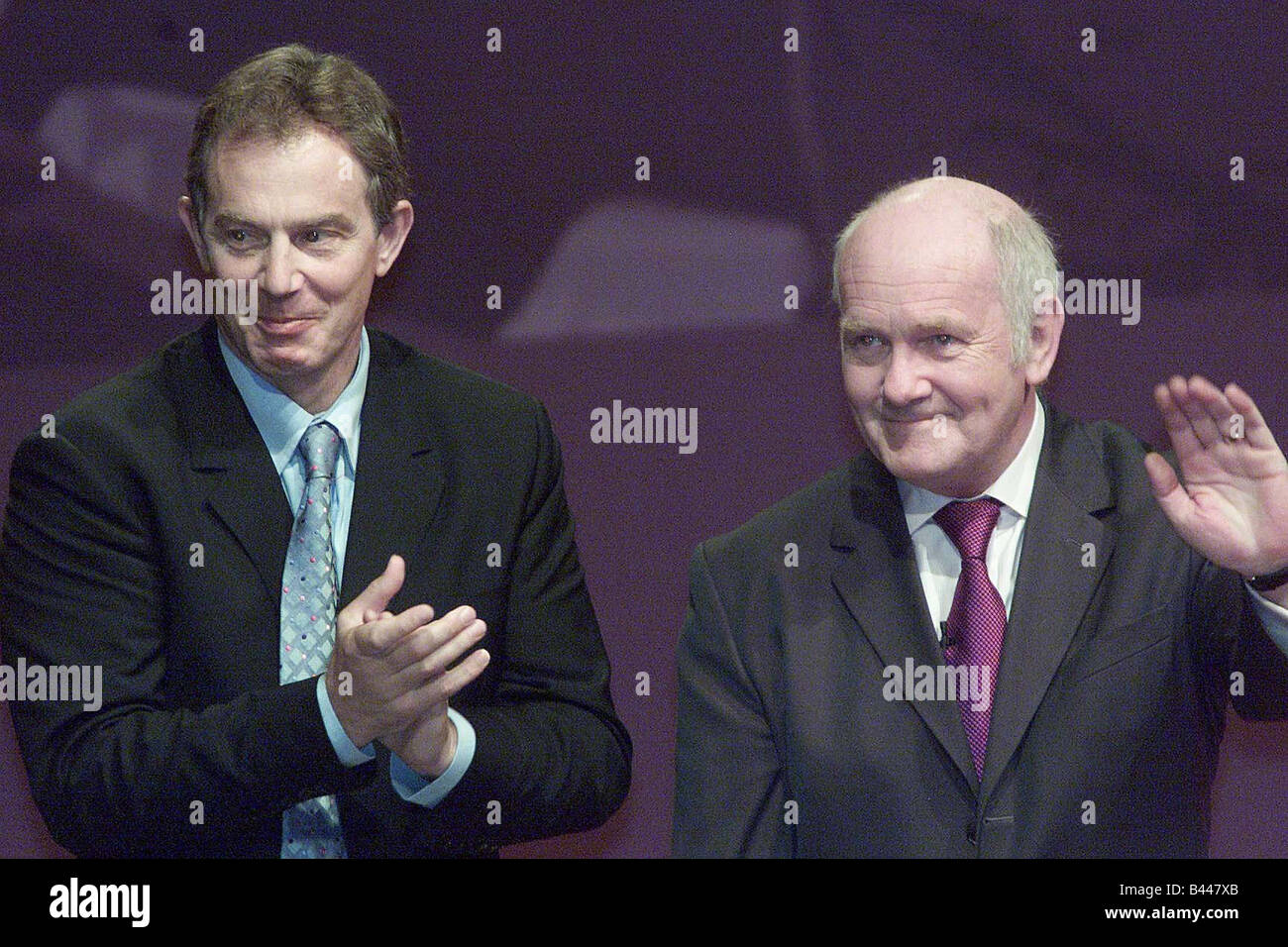 Conférence du parti travailliste du Premier Ministre Tony Blair de Blackpool applaudit Secrétaire de la santé Dr John Reid, 2002 Banque D'Images
