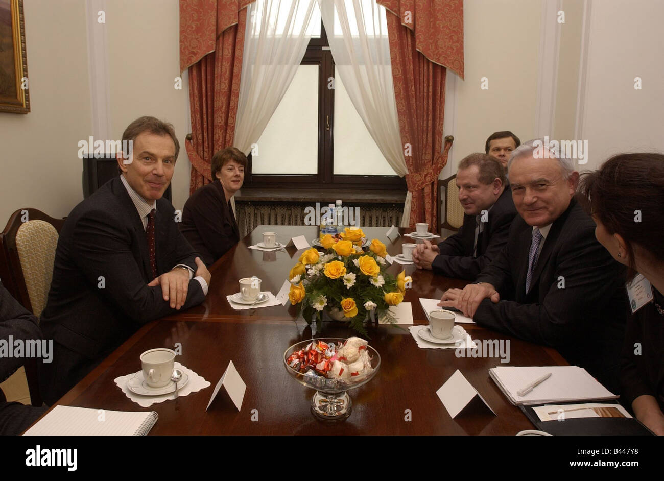 Le premier ministre Tony Blair de novembre 2002 en pourparlers avec ministre polonais Leszek Miller Millers bureau privé Banque D'Images