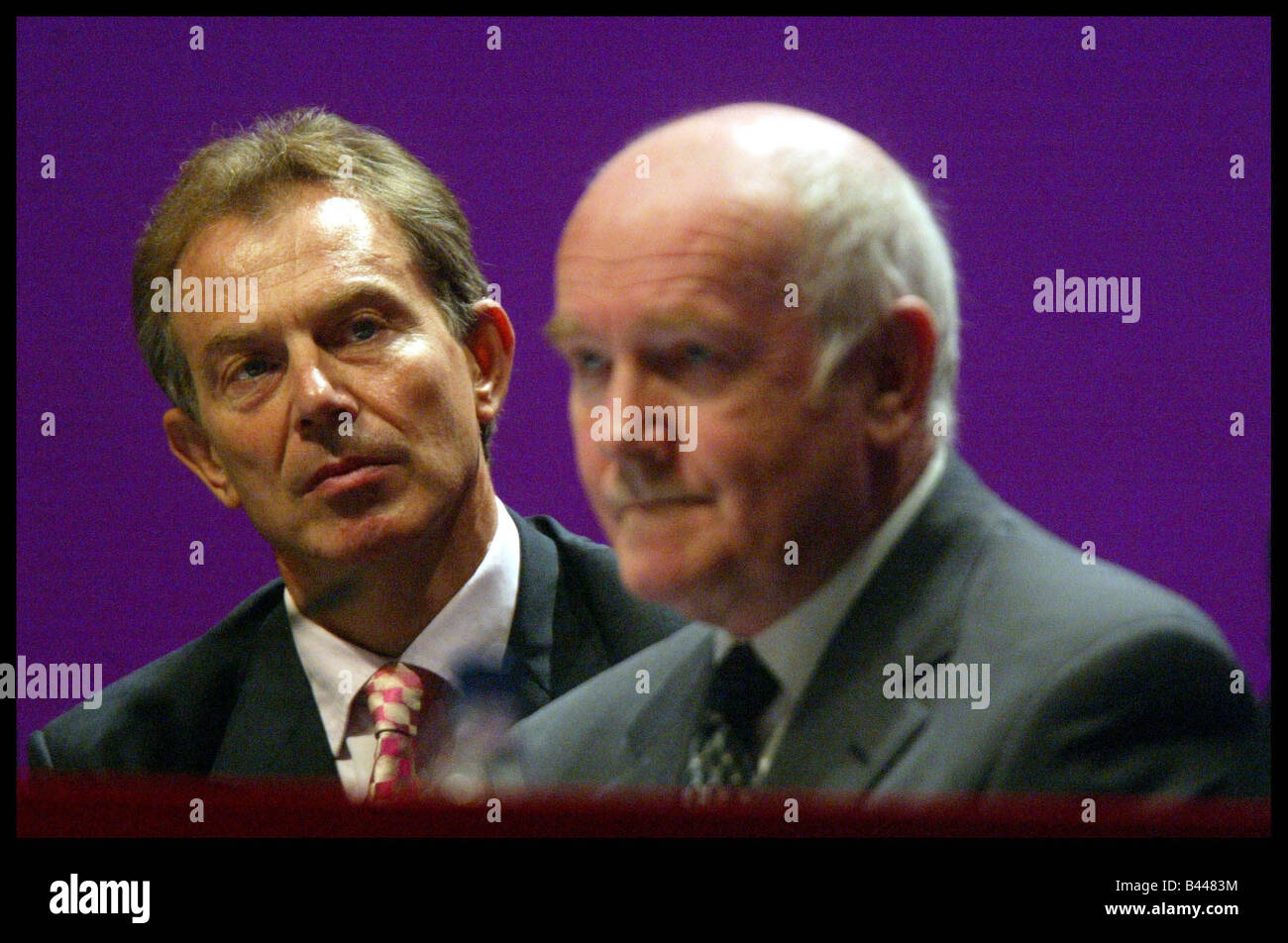 Emploi Secrétaire de la Santé John Reid parlant Tony Blair en contexte lors de la conférence du parti travailliste Bournemouth Octobre 2003 Banque D'Images