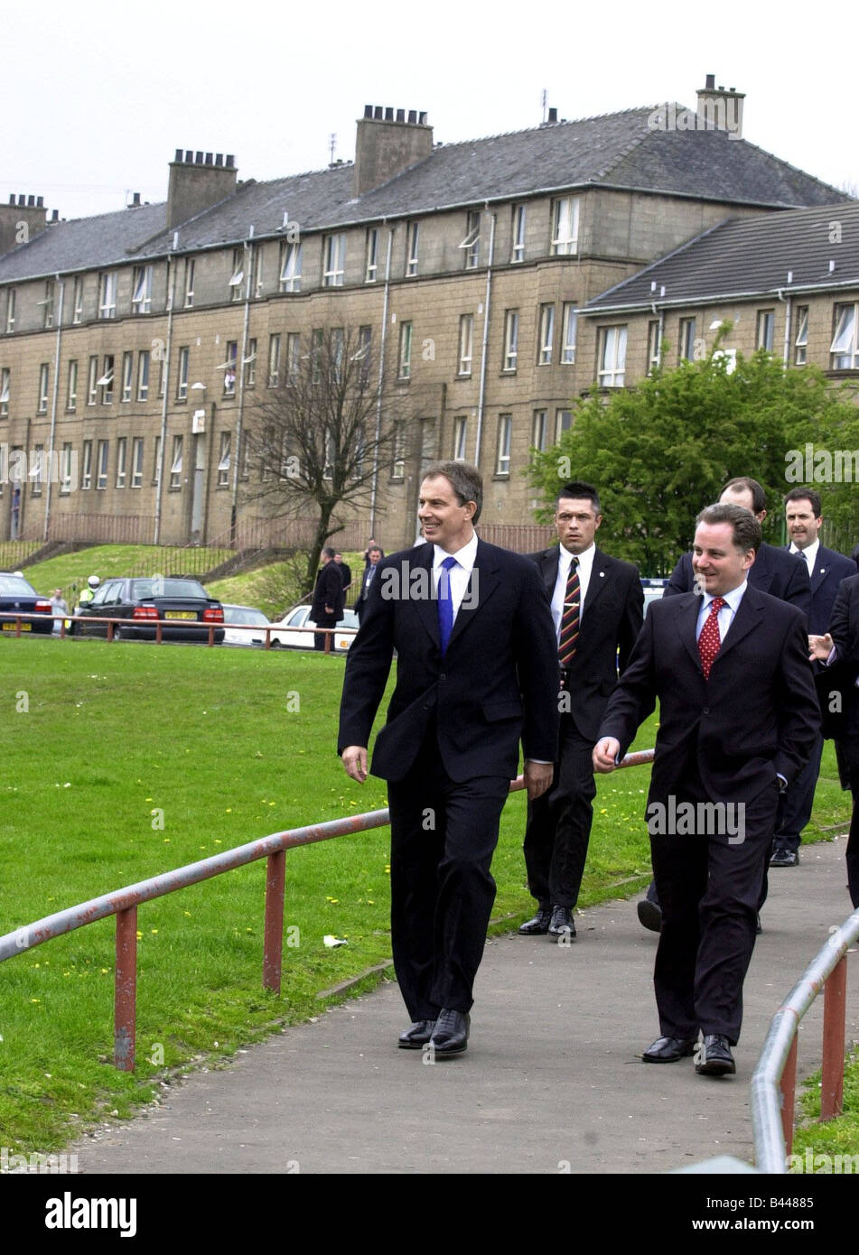 Tony Blair et Jack McConnell dans Glasgow Possilpark Mai 2002 Banque D'Images