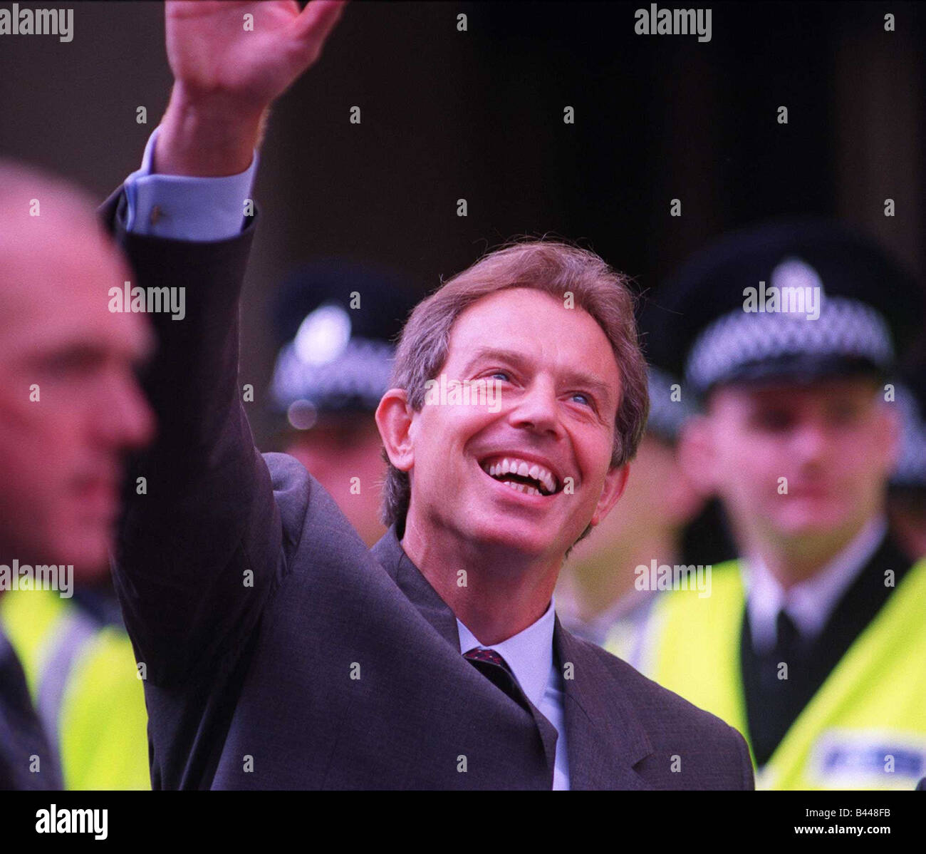 Le Premier ministre Tony Blair à Glasgow en agitant aux constructeurs en dehors de Pitt Street Glasgow 2000 QG de la police Banque D'Images