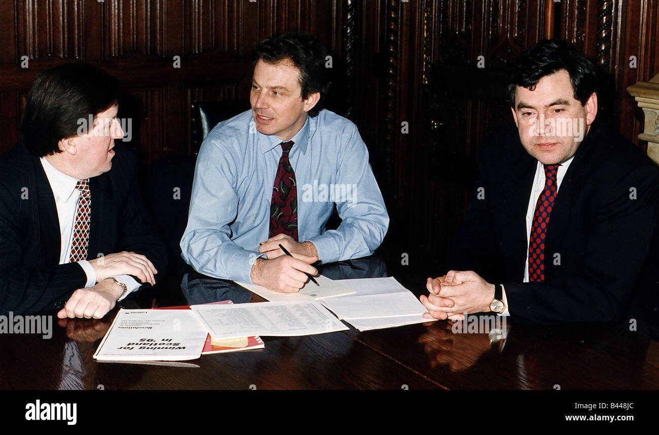 Tony Blair, chef du parti du travail table ronde avec George Robertson et Gordon Brown parlementaires des années 1990 Banque D'Images