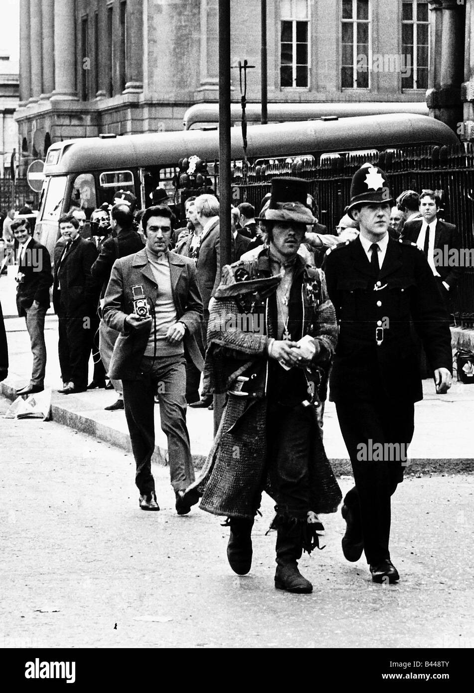 Les hippies hippy dans top hat policier qui a le pouvoir après la fin de siège dans Piccadilly Banque D'Images