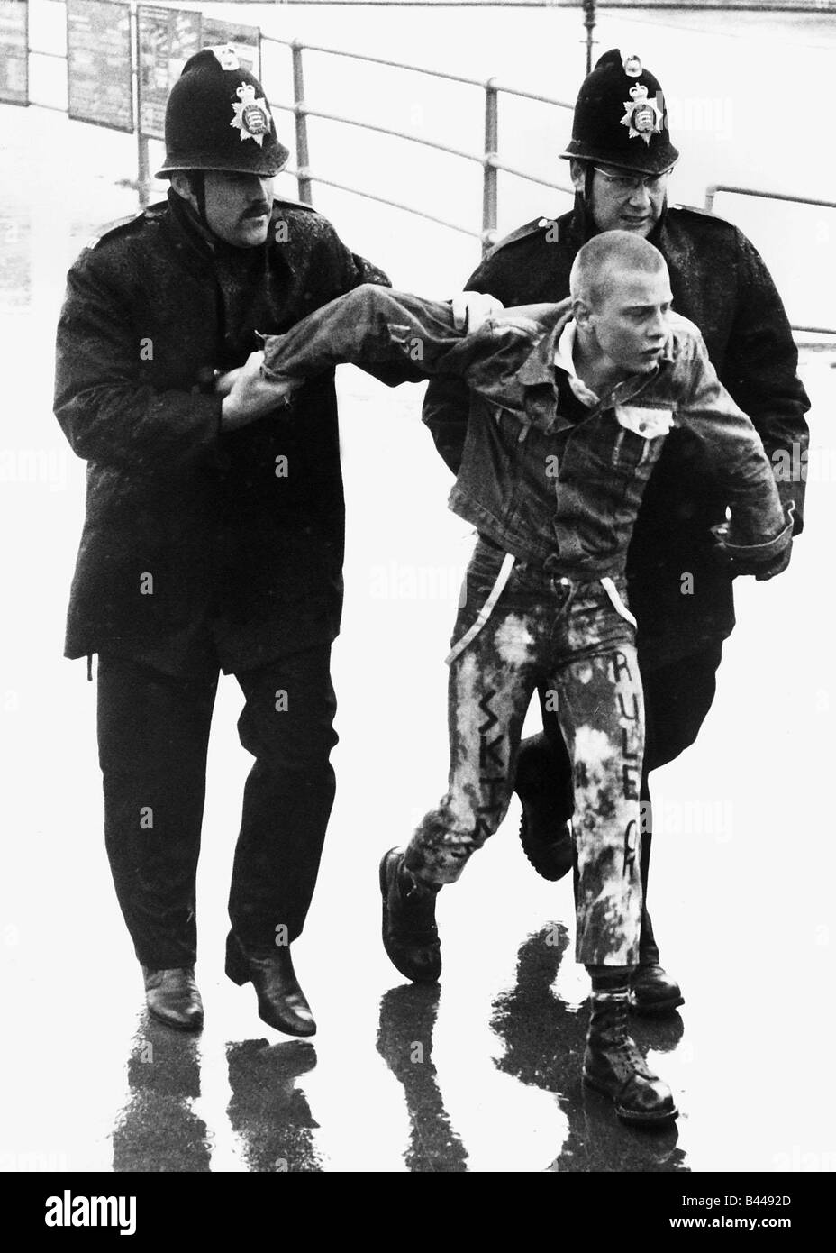Les jeunes skinheads d'être arrêtés à Southend Angleterre 1981 Banque D'Images