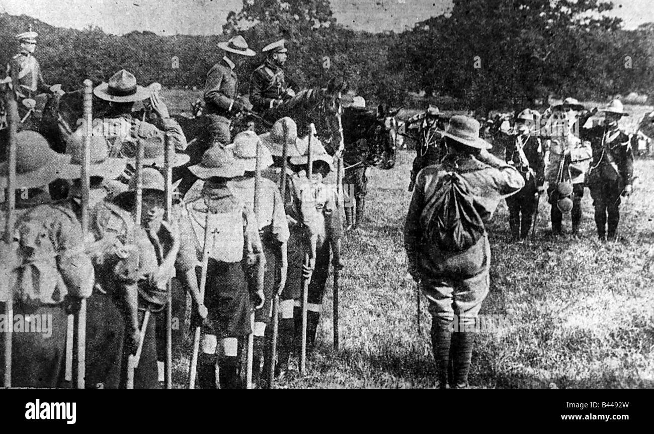 Le roi George V avec Sir Robert Baden Powell en 1911 l'examen les scouts lors d'un rassemblement à Windsor Great Park Banque D'Images
