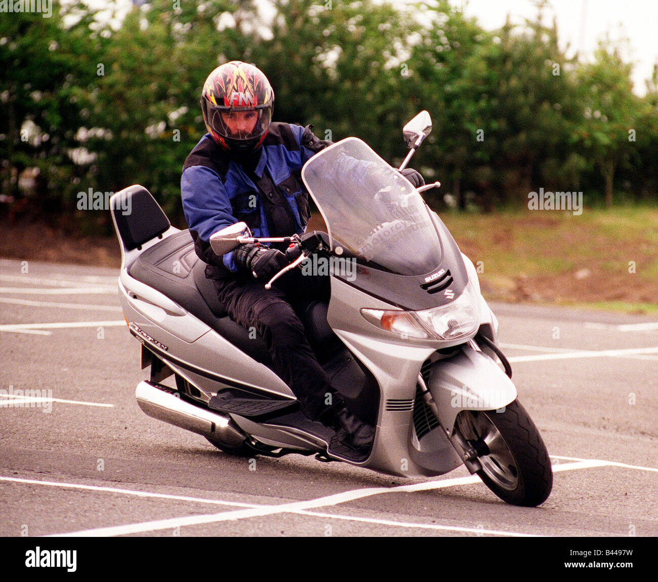 Moto Suzuki Burgman 400 Juin 1999 conduit au coin de Photo Stock