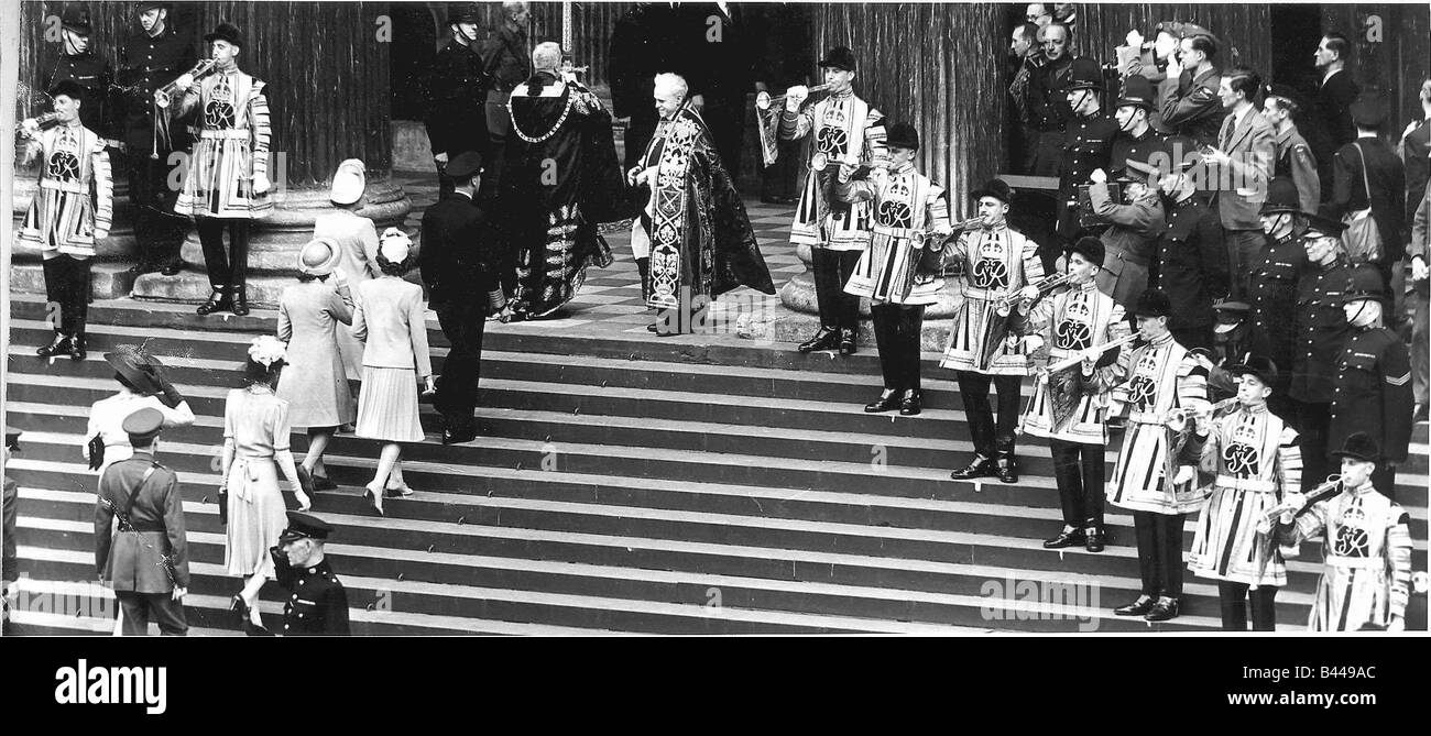 Pompe à la Cathédrale St Paul de Londres en tant que la famille royale arrivent pour la victoire le jour de la victoire de 1945 Banque D'Images