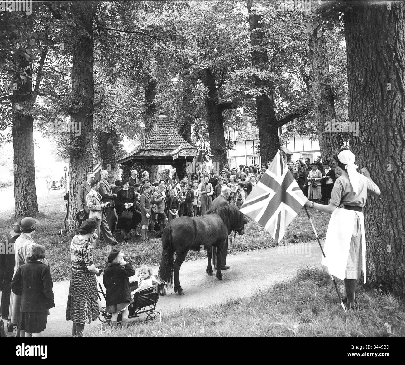 Célébrer le Jour de la victoire sur un village vert de Buckinghamshire fin de WW2 en Europe Banque D'Images