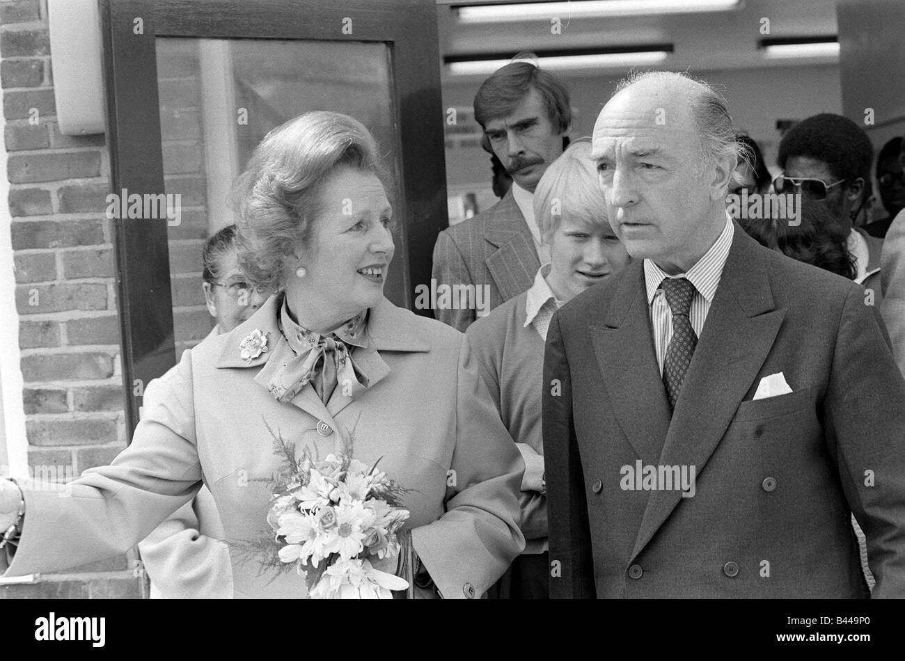 Margaret Thatcher Juillet 1980 visites Toynbee Hall dans l'Est avec l'ancien ministre conservateur John Profumo Banque D'Images