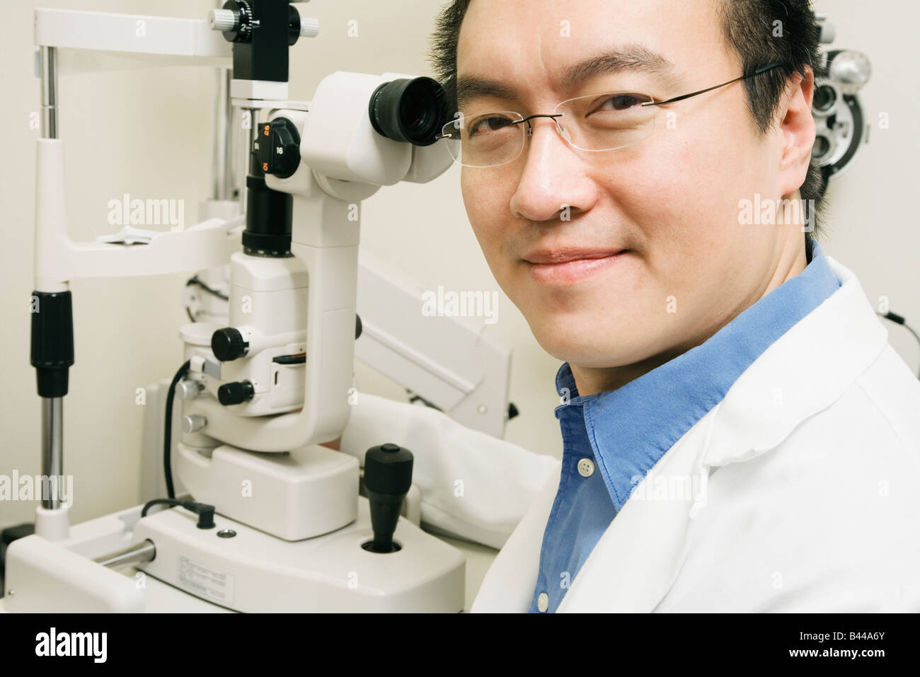 Asian male optométriste avec de l'équipement Banque D'Images