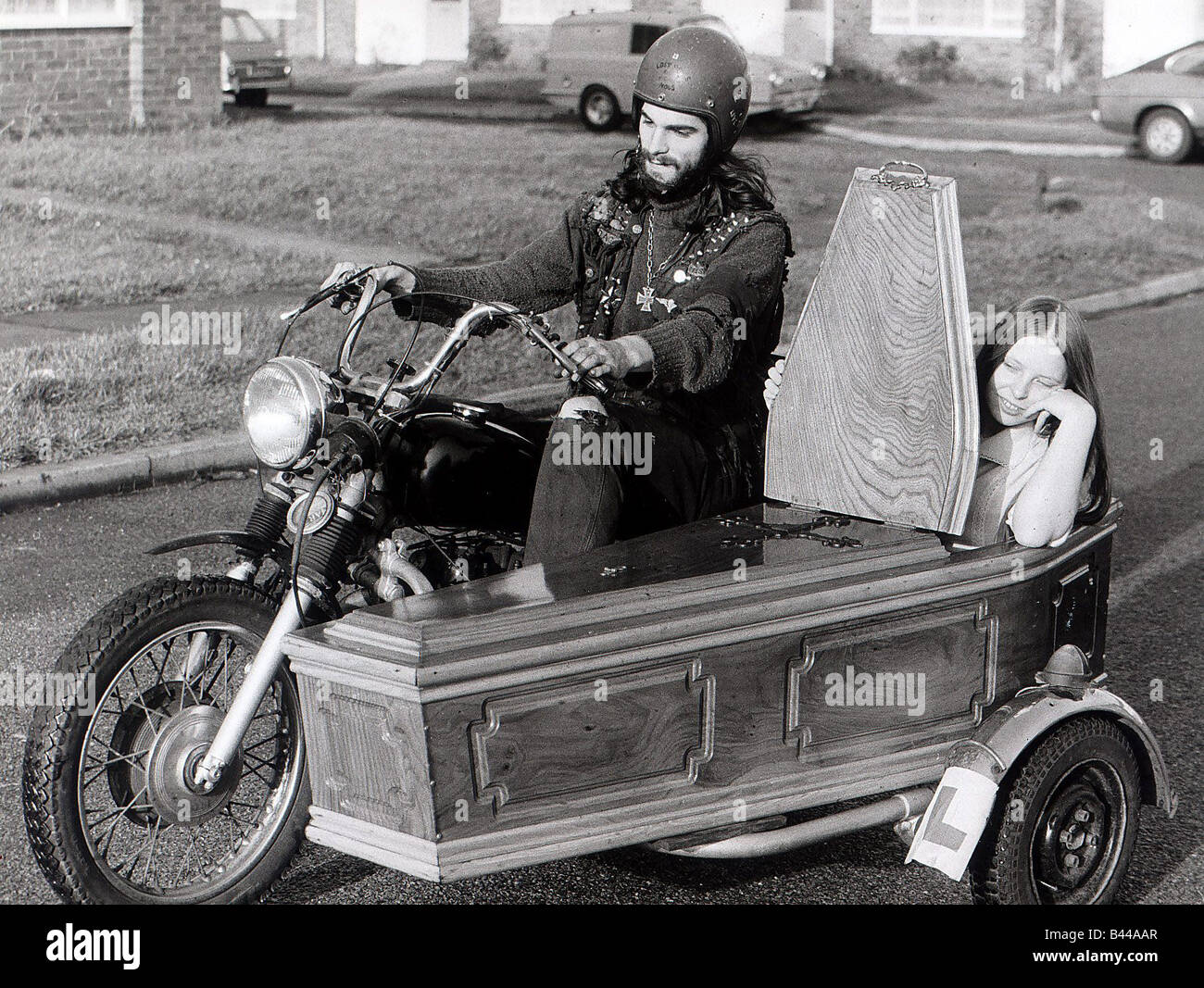 Moto et side-car Dave Phillips od Sussex Russington a équipé un cercueil  comme un side-car à sa moto Dave prend sa femme Photo Stock - Alamy