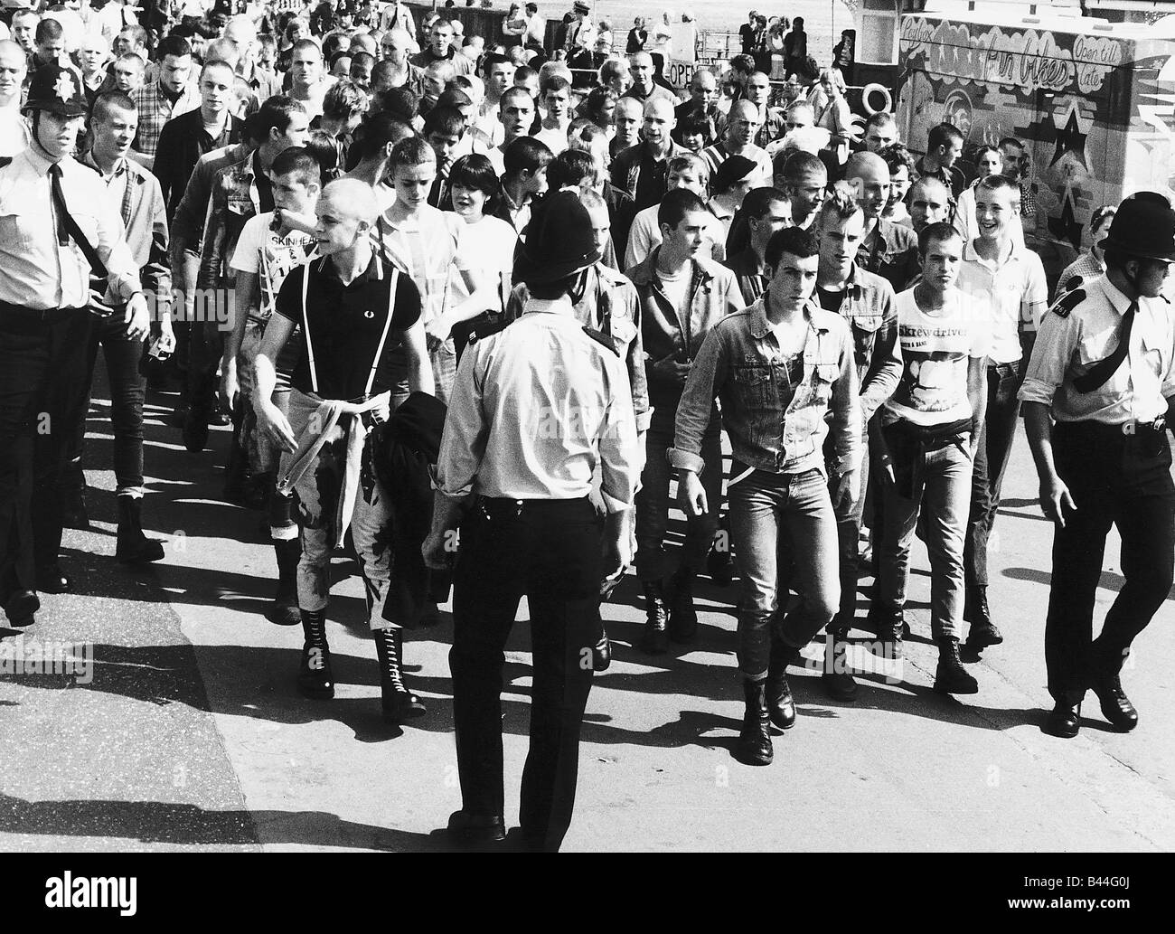 Des skinheads ont marché en cours retour à la gare à Southend Essex où une forte participation de la police a empêché l'invasion Banque D'Images