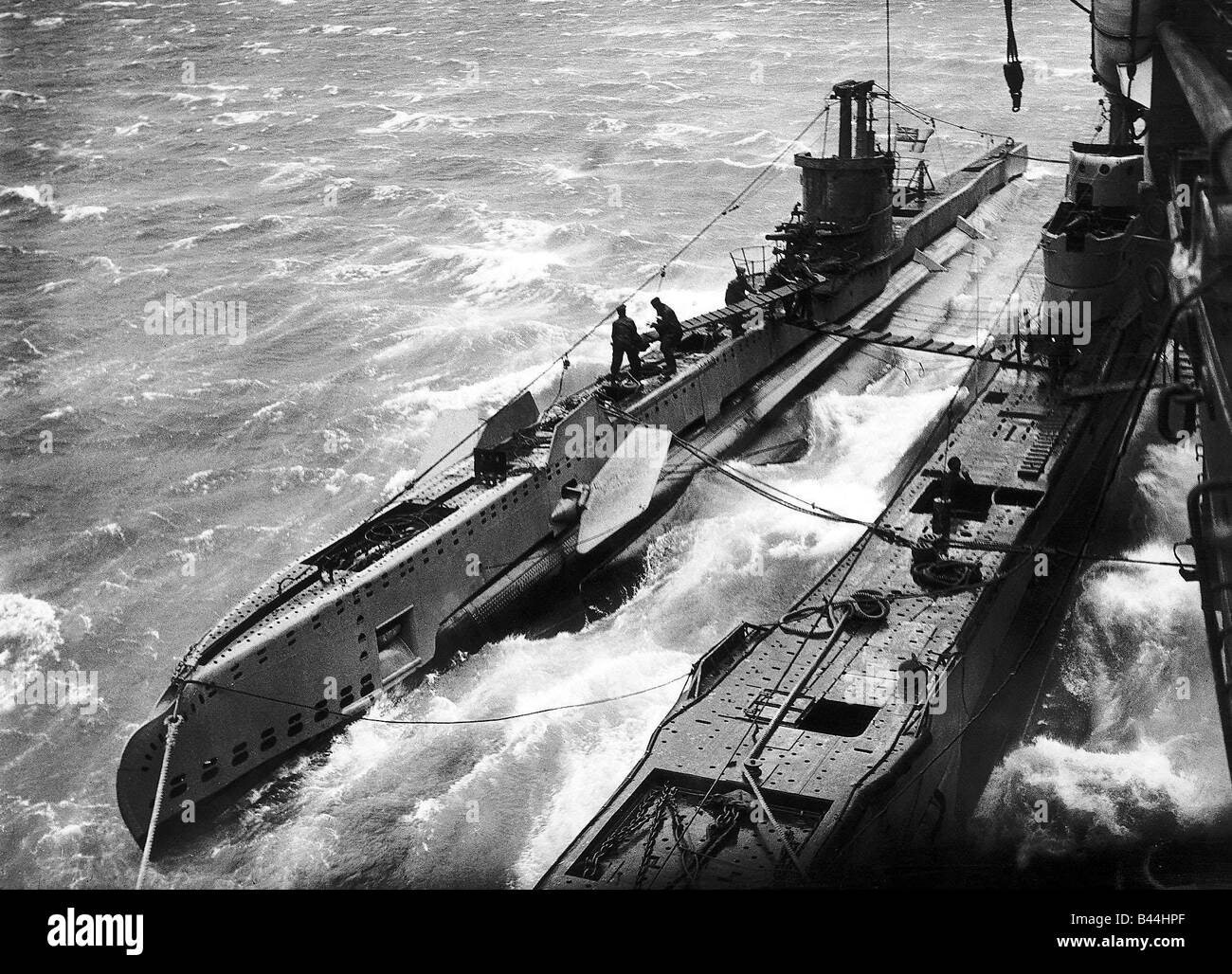 Deux sous-marins britanniques attaché à un navire d'approvisionnement préparation à une autre patrouille pendant WW2 1943 1940 Banque D'Images