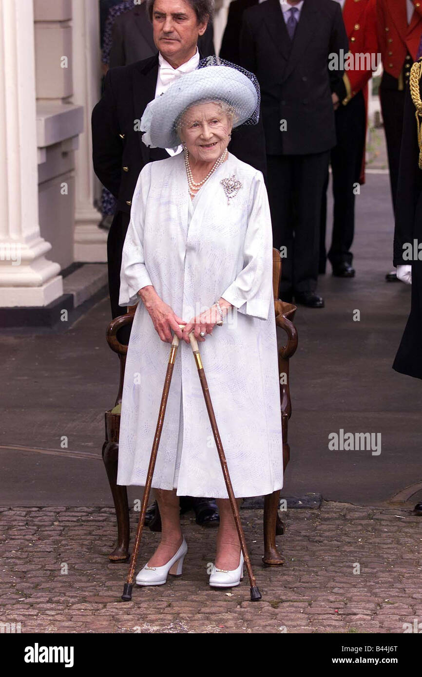 Reine mère pour son 101e anniversaire d'août 2001 à l'extérieur de la  Clarence House Photo Stock - Alamy