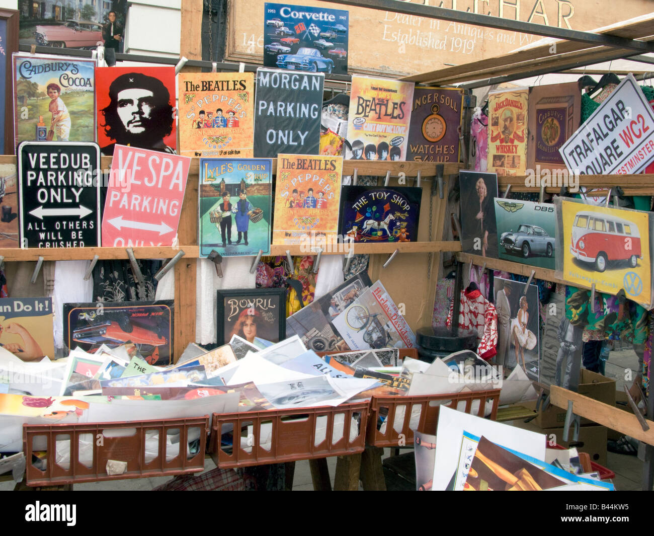 UK- un décrochage de souvenirs avec des photos de Che Guevara et Beatles dans le marché de Portobello, Notting Hill, Londres.Photo par Julio Etchart Banque D'Images