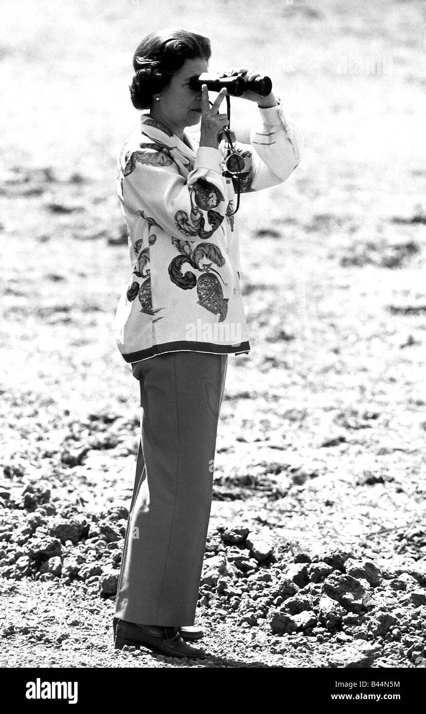 La reine Elizabeth II 1979 La Reine à la recherche à travers une paire de jumelles et de coller deux doigts vers le haut Banque D'Images