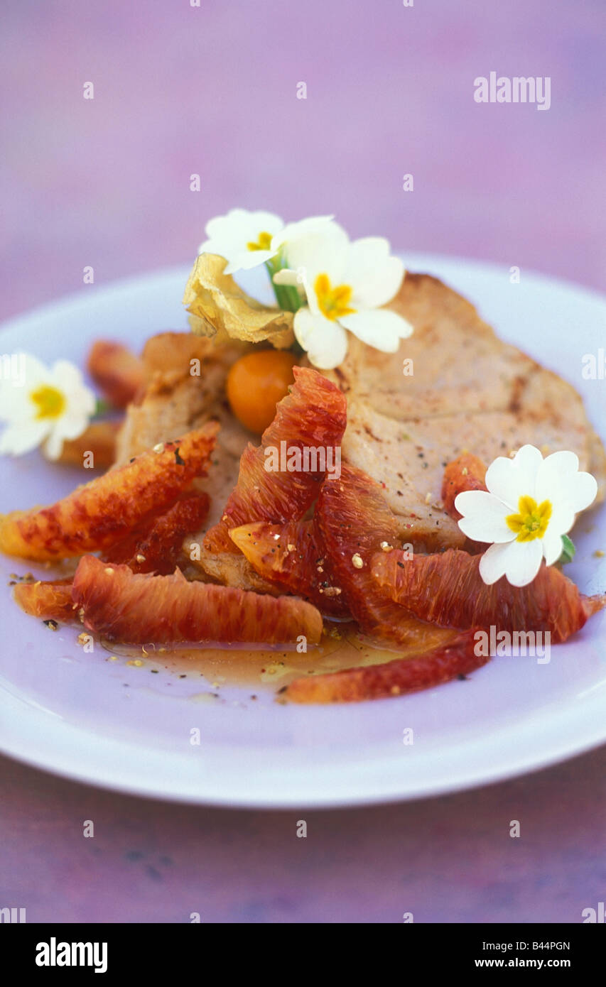 Rôti de veau orange avec primroses Banque D'Images