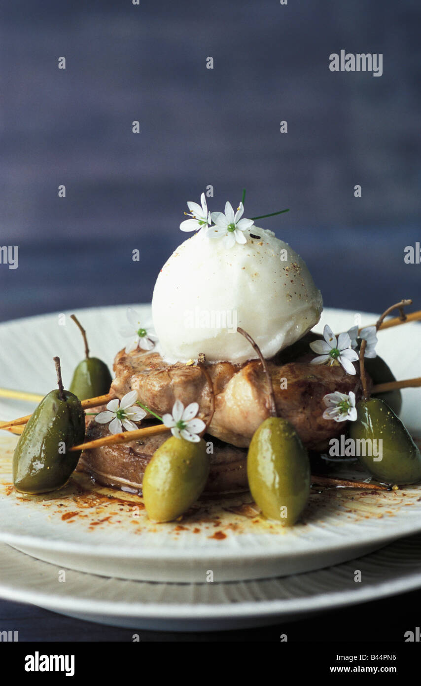 Steak avec olives et ail des ours ice cream Banque D'Images