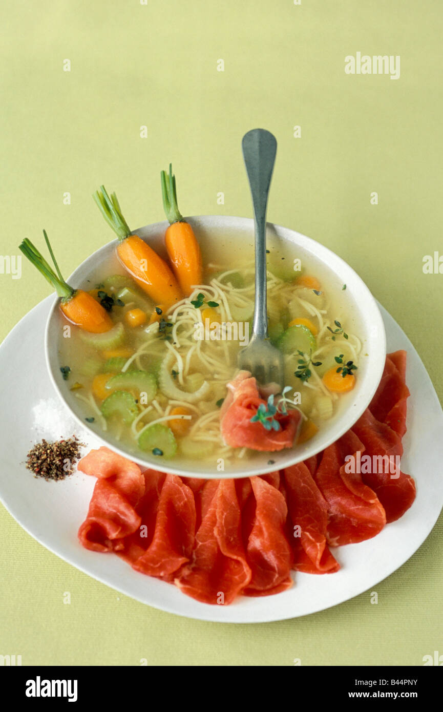 Vagetable bouillon avec les vermicelles et carpaccio de boeuf Banque D'Images