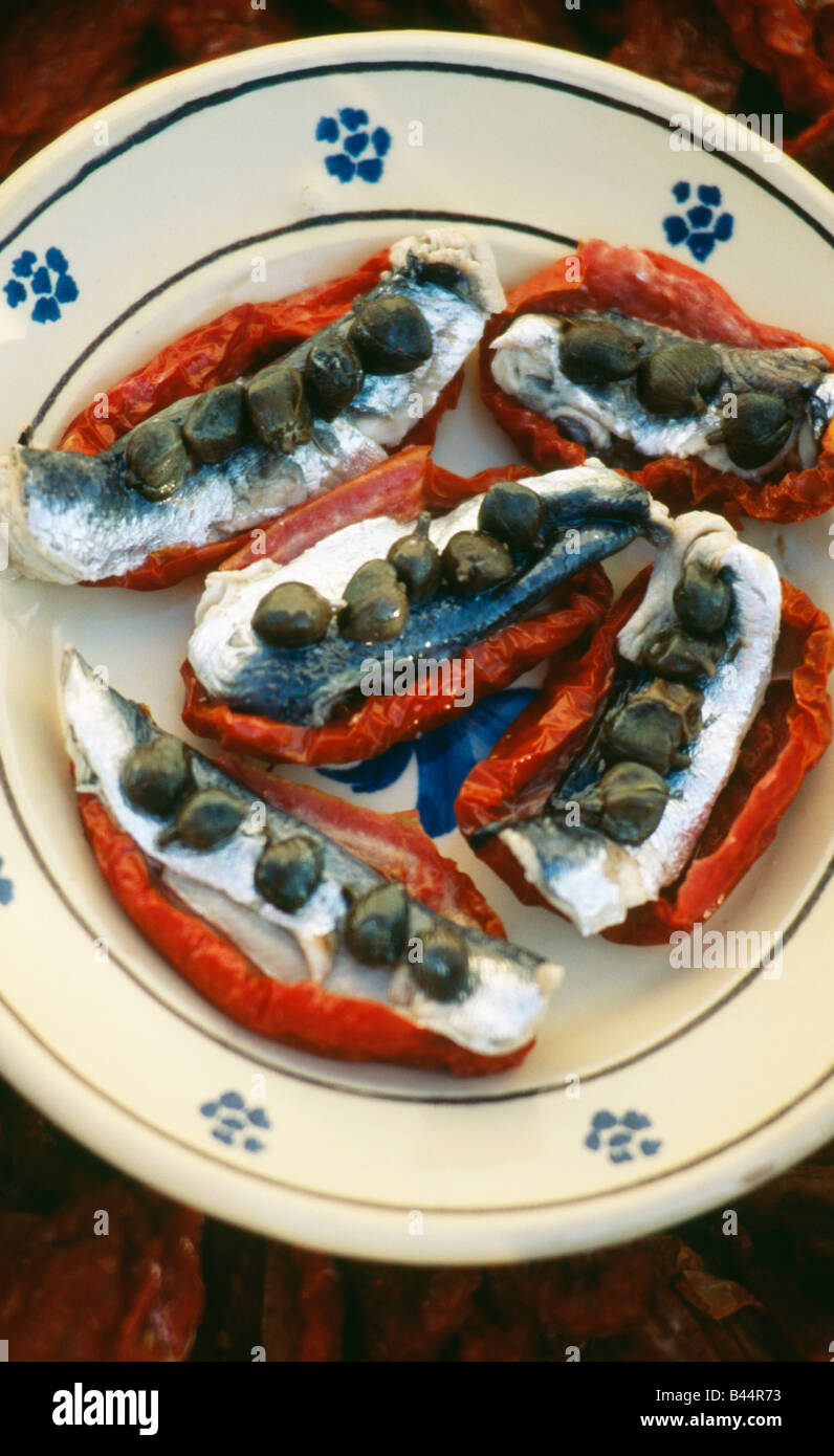 Les tomates séchées avec des anchois et câpres Banque D'Images