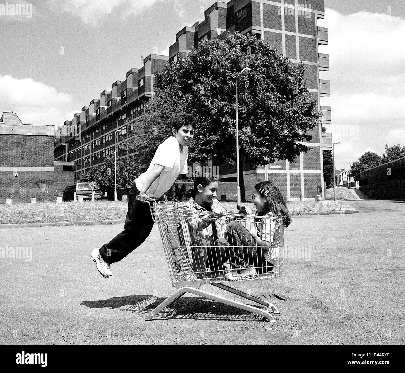 Une autorisation DOIT ÊTRE OBTENUE À PARTIR DE MIRRORPIX AVANT UTILISATION Inner City Housing Estate Hackney London Juin 2002 Enfants d'une école primaire sur un célèbre dans le nord de Londres Hackney beaucoup d'enfants souffrent de graves problèmes de comportement et des problèmes sociaux qu'ils sont les enfants du crack héroïnomanes ont également certains pères et frère qui sont membre de gang et également en prison l'école partie d'une succession doit faire face à l'héroïne et de crack dens qui sont situés en face de l'entrée de l'école Banque D'Images