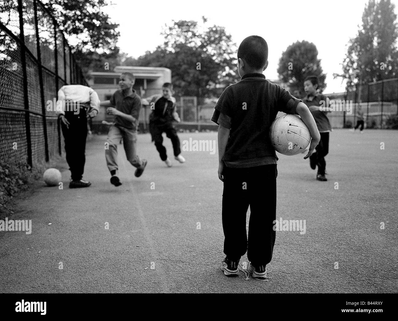 Une autorisation DOIT ÊTRE OBTENUE À PARTIR DE MIRRORPIX AVANT UTILISATION Inner City Housing Estate Hackney London Juin 2002 Enfants d'une école primaire sur un célèbre dans le nord de Londres Hackney beaucoup d'enfants souffrent de graves problèmes de comportement et des problèmes sociaux qu'ils sont les enfants du crack héroïnomanes ont également certains pères et frère qui sont membre de gang et également en prison l'école partie d'une succession doit faire face à l'héroïne et de crack dens qui sont situés en face de l'entrée de l'école Banque D'Images