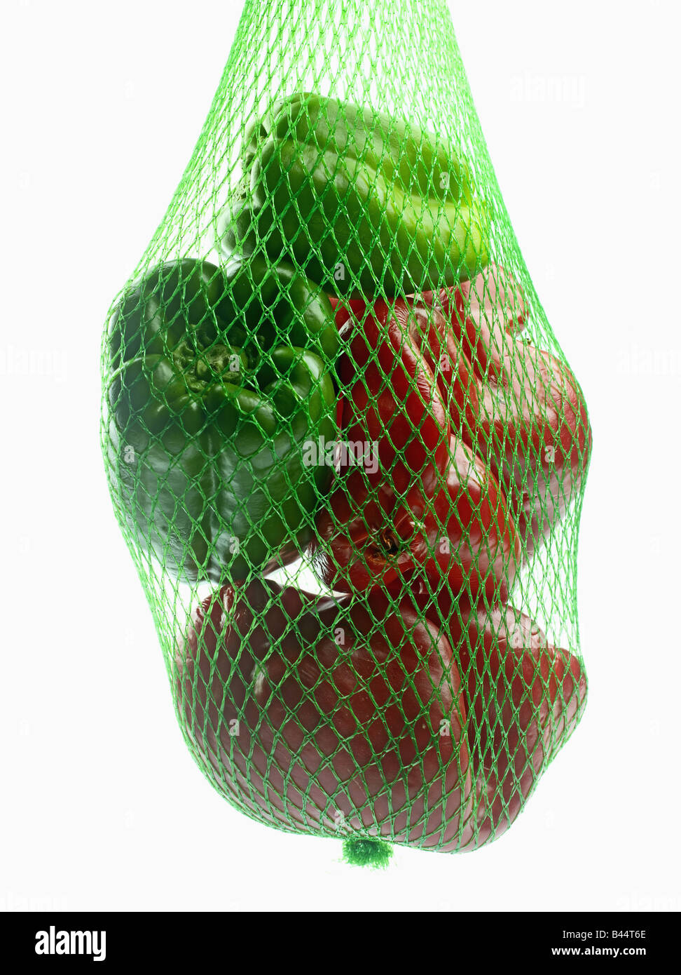 Les poivrons dans un sac de chaîne Banque D'Images