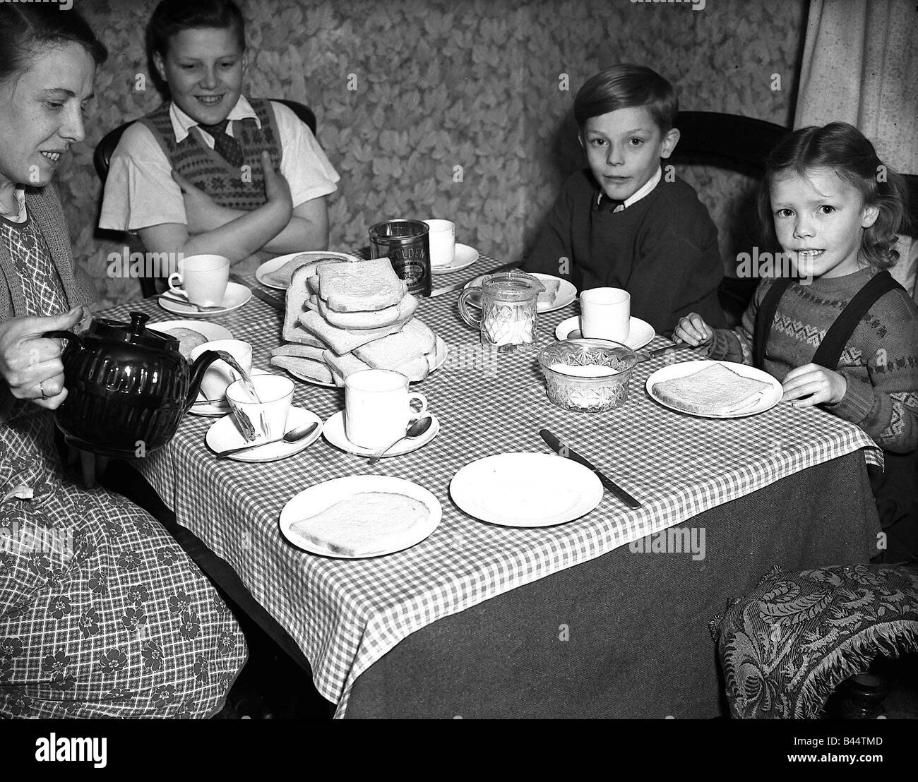 Autour de la table Banque d'images noir et blanc - Alamy