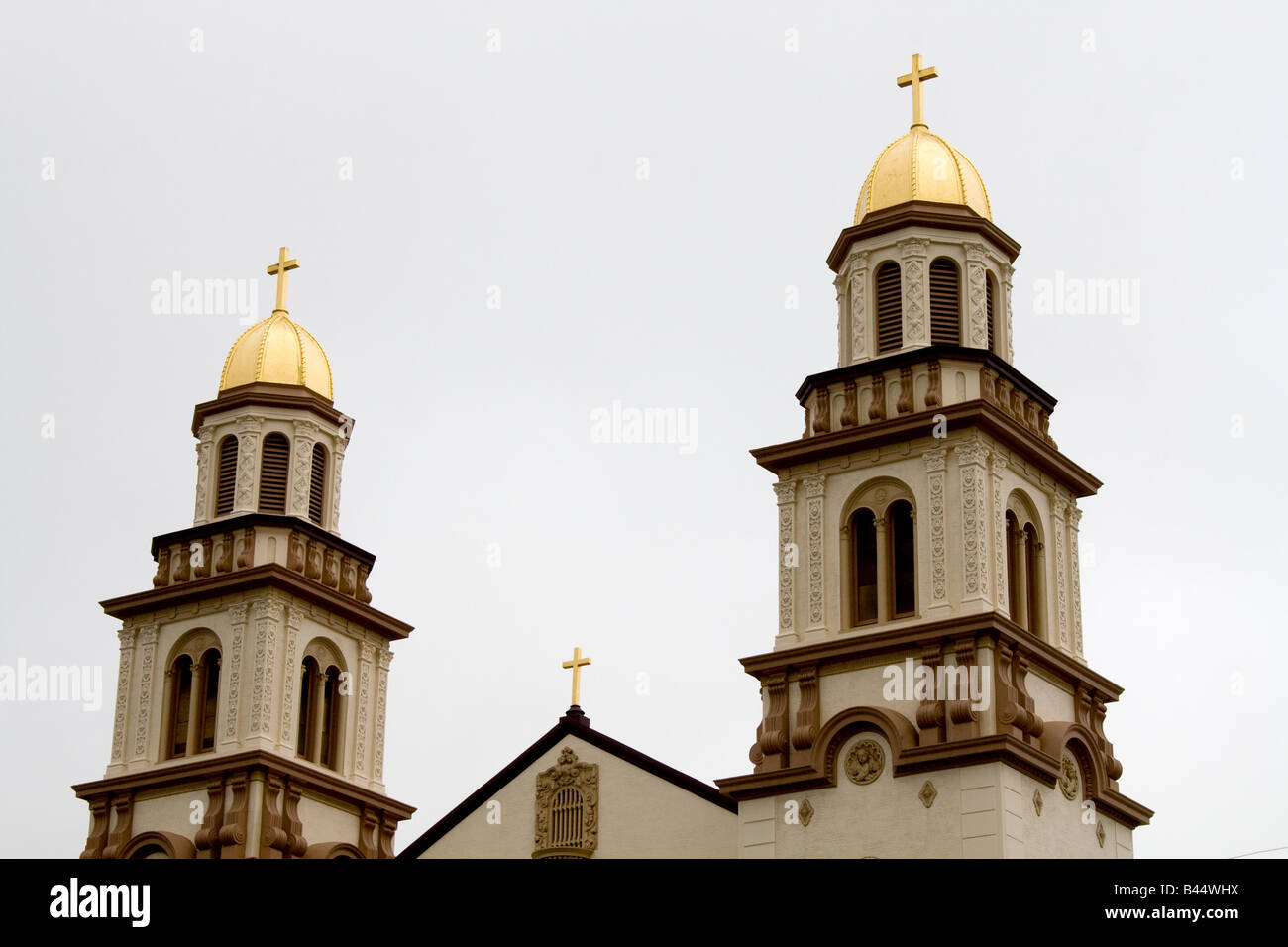 Deux tours surmontées de l'or dans une église de San Francisco, Californie Banque D'Images