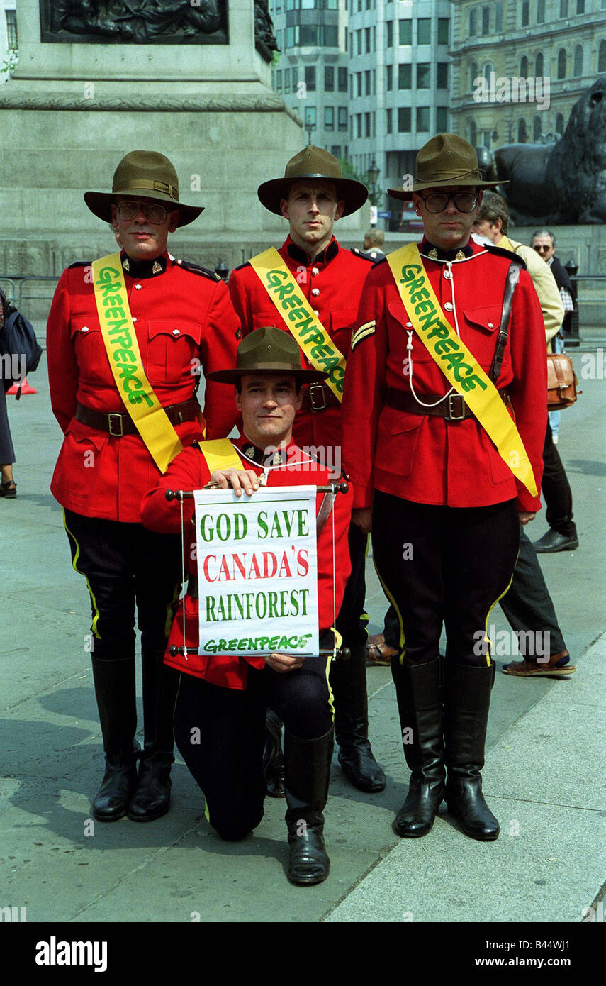 Greenpeace Greenpeace 98 mai les manifestants déguisés en gendarmes canadiens s à Trafalgar Square pour protester contre l'abattage Banque D'Images
