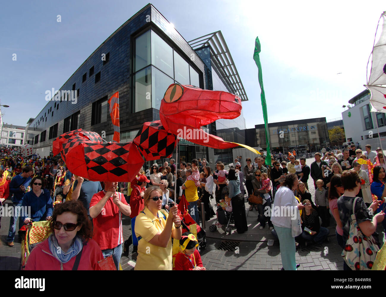 Des enfants des écoles locales de prendre part à la Parade des enfants comme il passe le Jubilé Bibliothèque pour ouvrir le Festival de Brighton, UK Banque D'Images