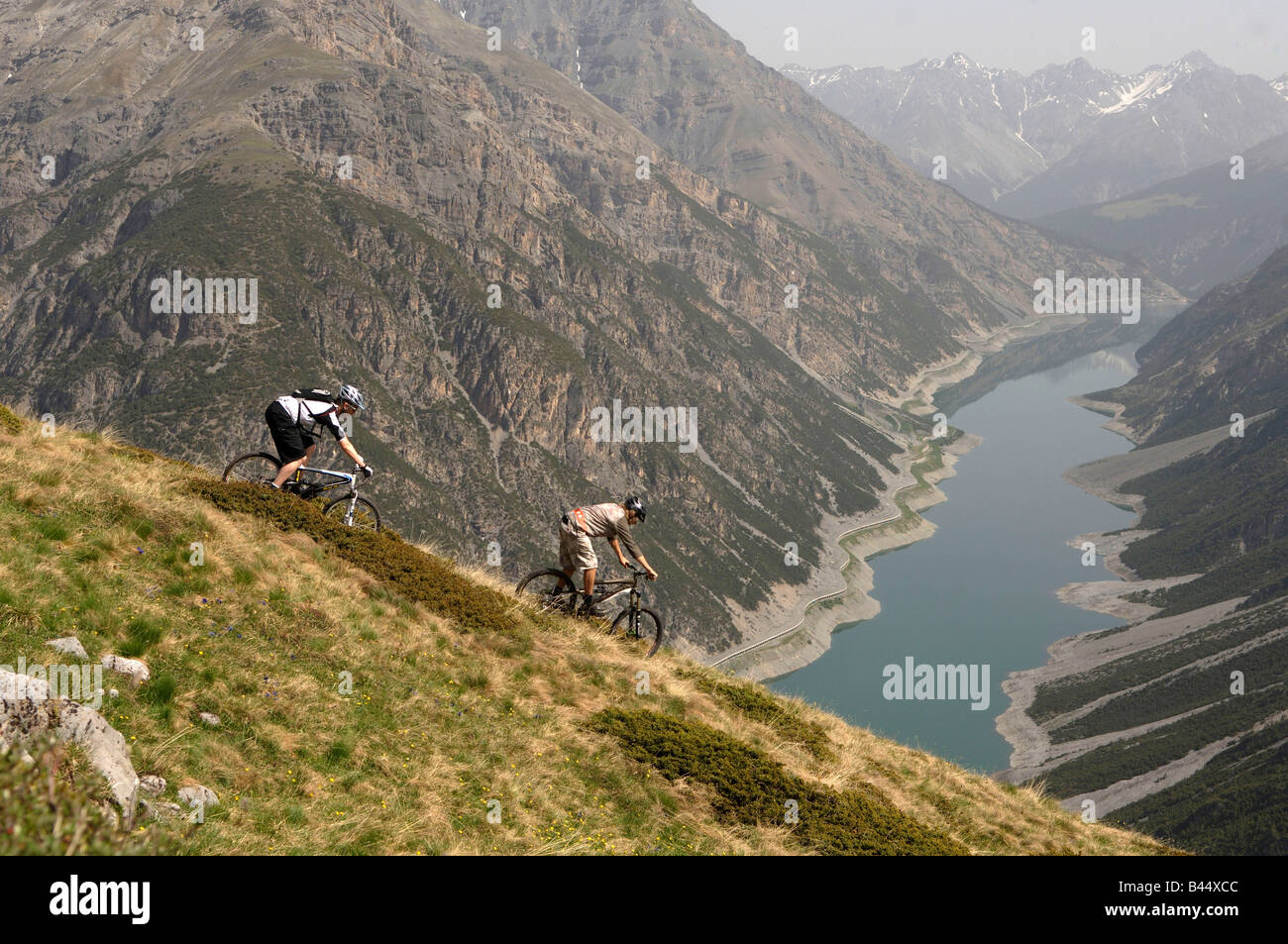 Vélo de montagne au-dessus de Livigno dans les Alpes italiennes Banque D'Images