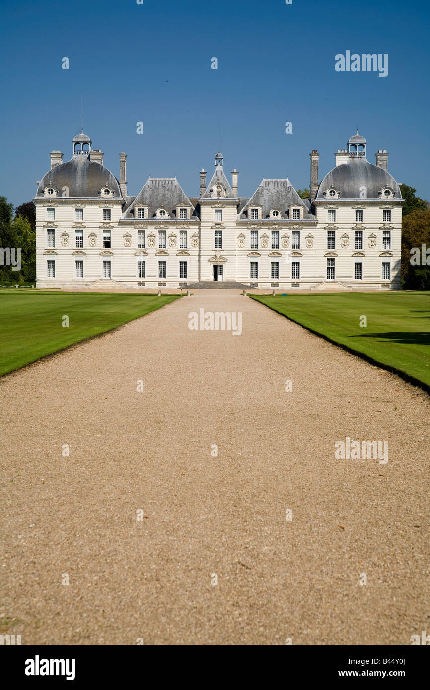 L'allée principale et la façade classique du 17ème siècle, le Château de Cheverny Val de Loire France Banque D'Images