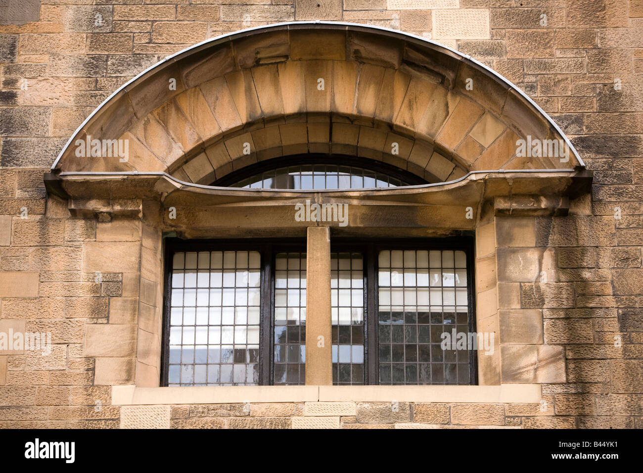 UK Scotland Glasgow Charles Rennie Mackintosh Art School de fenêtre en arc extérieur donnant sur la rue Scott Banque D'Images