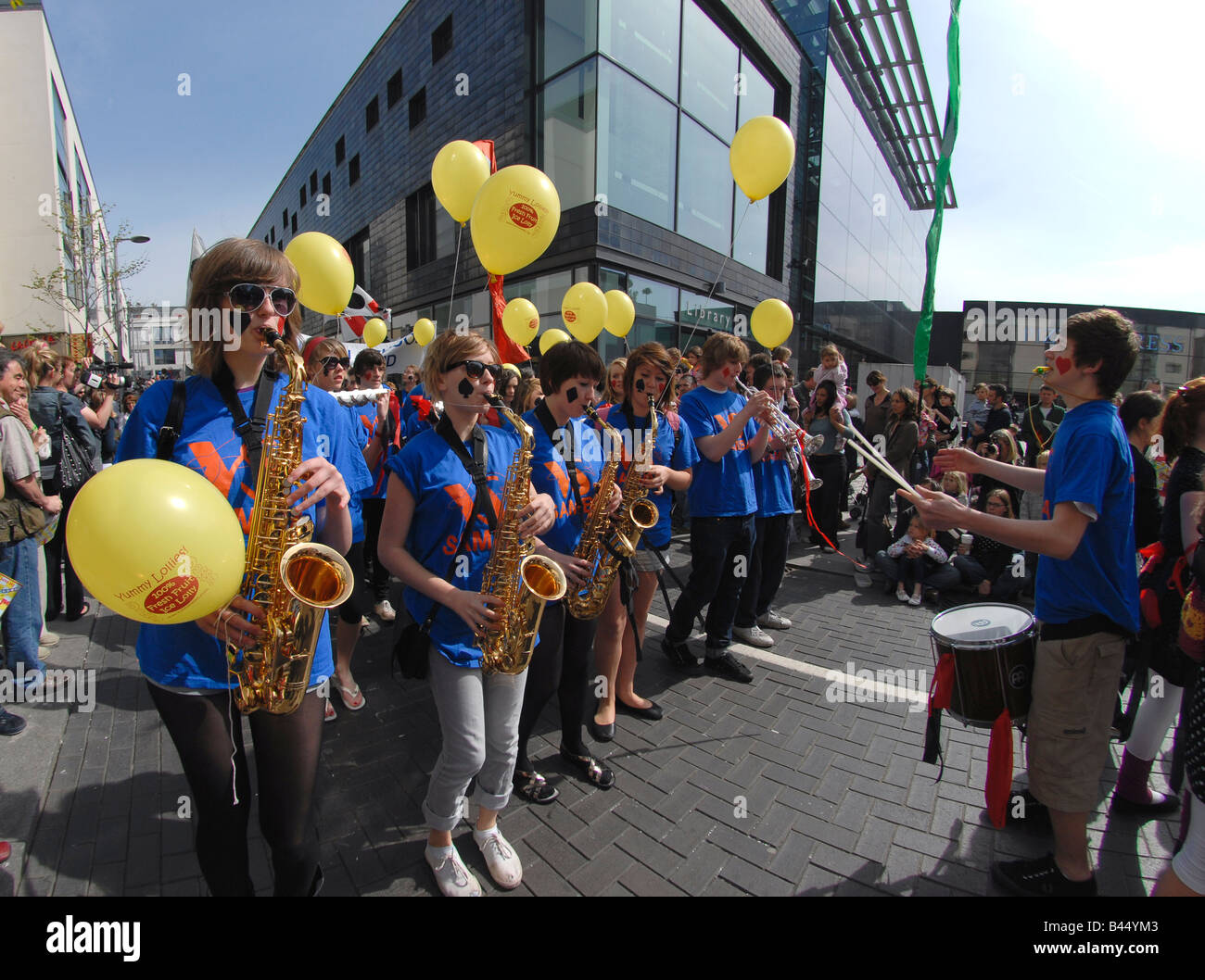 Des enfants des écoles locales de prendre part à la Parade des enfants comme il passe le Jubilé Bibliothèque pour ouvrir le Festival de Brighton, UK Banque D'Images