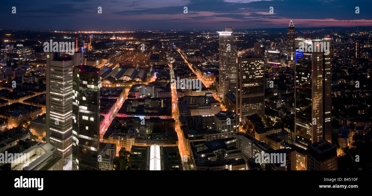 Panorama de la ville de Francfort en Allemagne nuit Banque D'Images