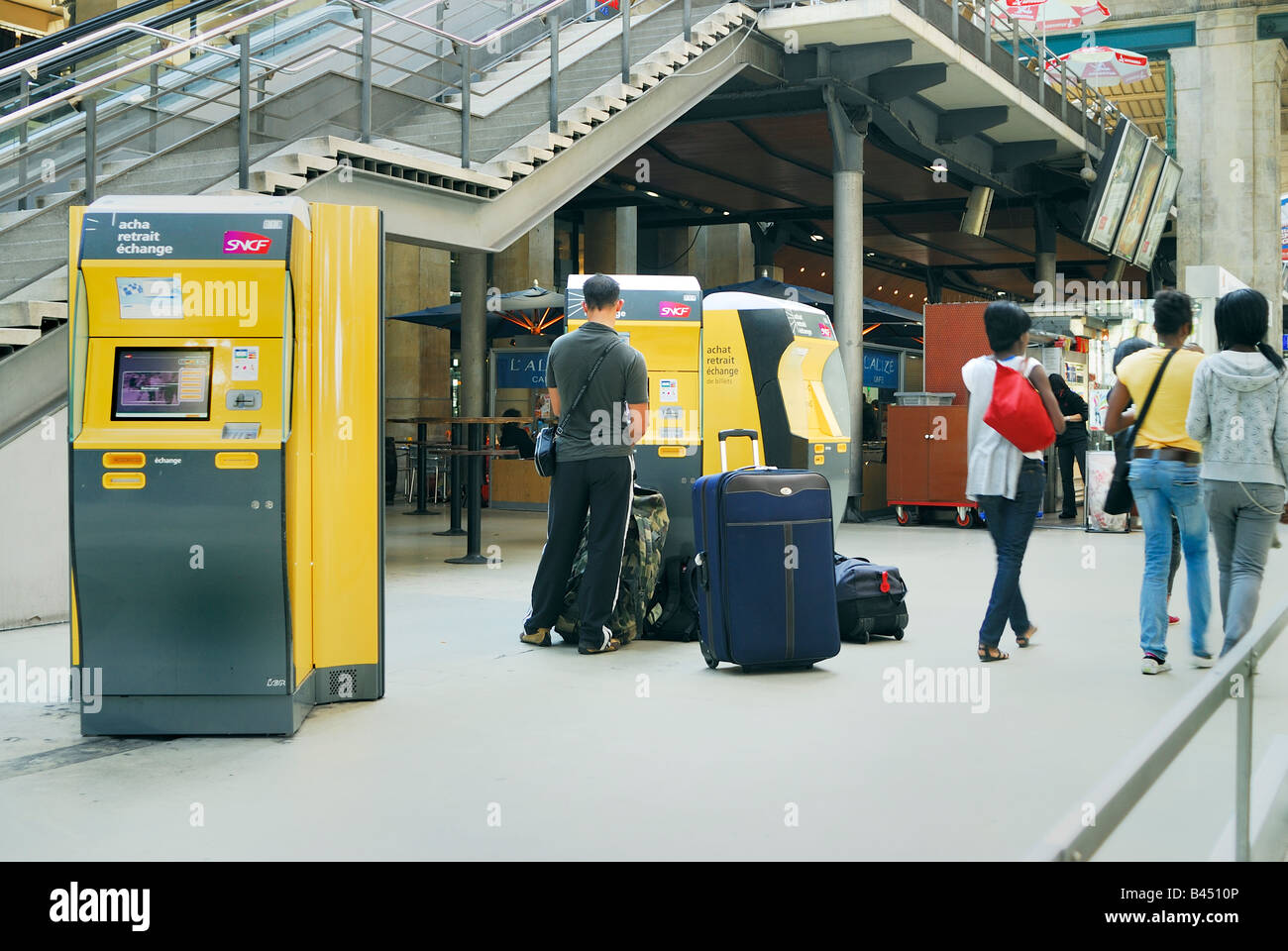 Paris France, 'Gare du Nord' Gare homme l'achat du billet de train de  distributeur automatique à l'intérieur de l'ordinateur Photo Stock - Alamy