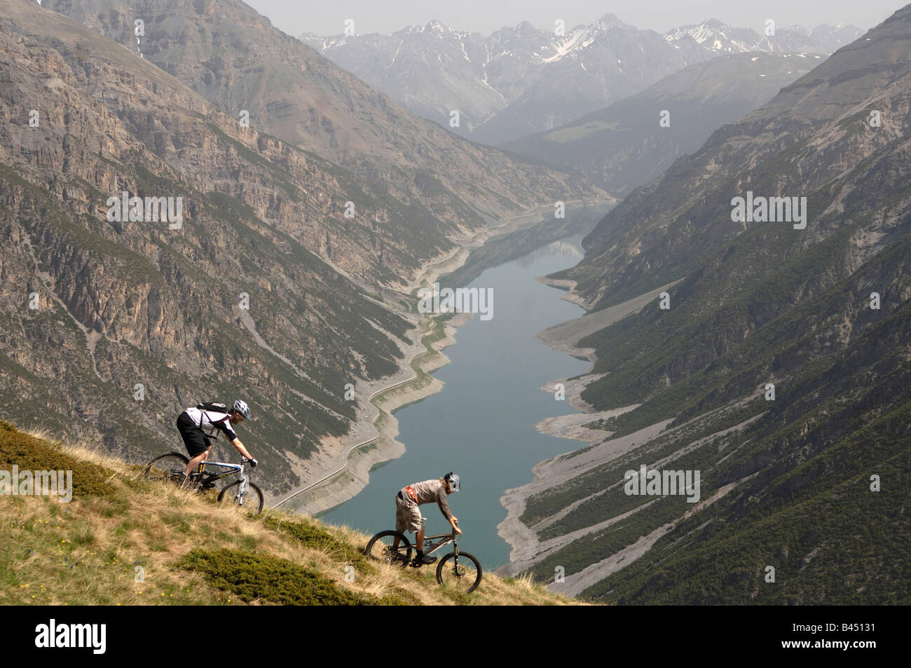 Vélo de montagne au-dessus de Livigno dans les Alpes italiennes Banque D'Images