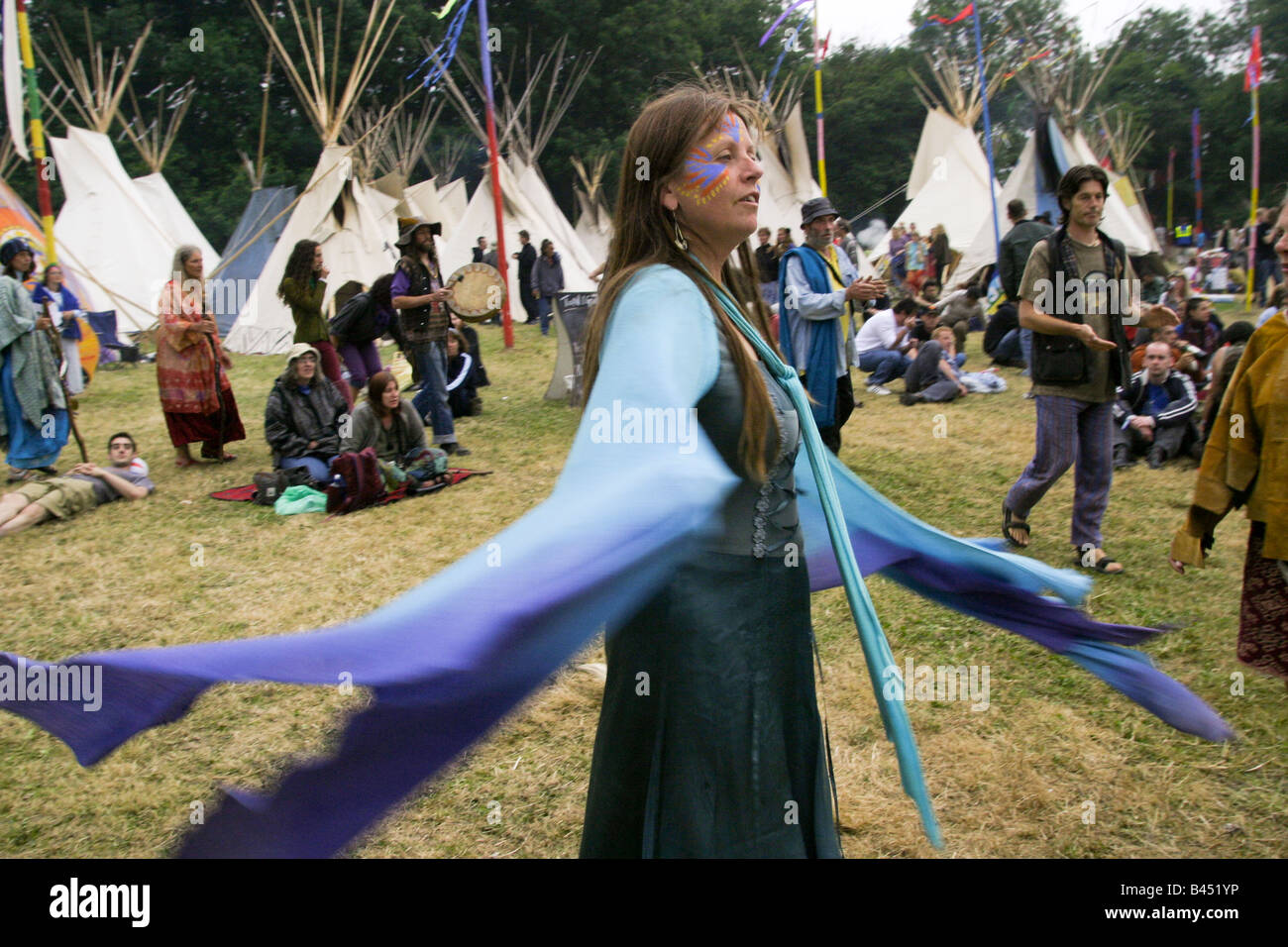 Avant une soirée cérémonie dans le tipi une femme sur le terrain du Festival de musique de Glastonbury 2003 danses Banque D'Images