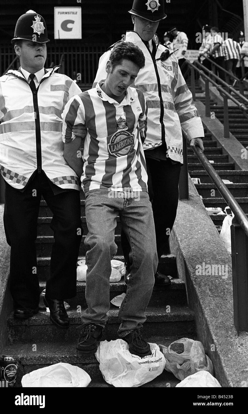 Un ventilateur de Sunderland a le pouvoir de police du stade de Wembley lors de la finale 1998 Play-Off entre Charlton. Banque D'Images