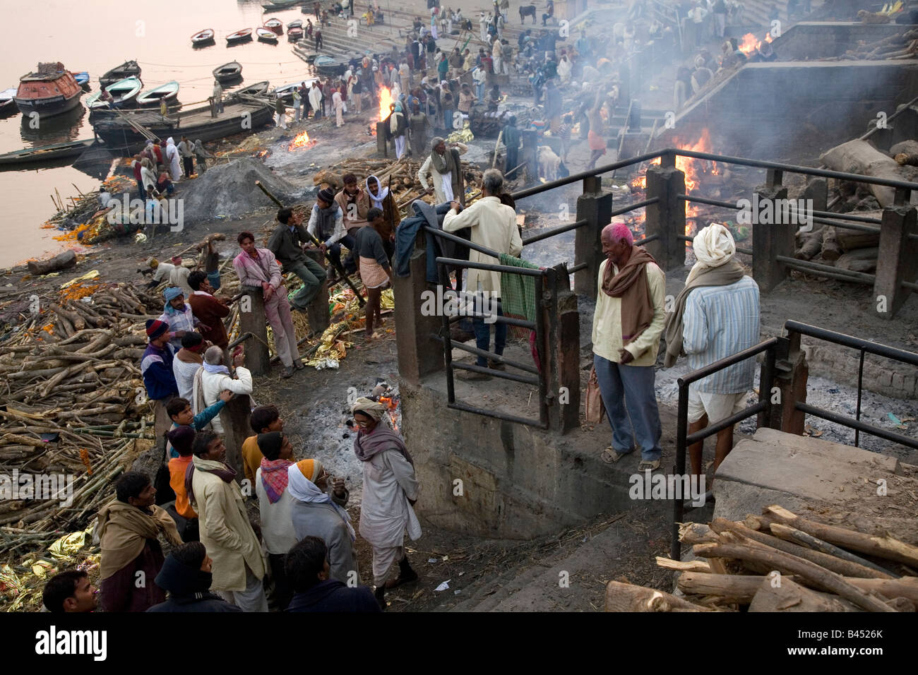 Crémations ont lieu le Marnikarnika Ghat de la ville de Varanasi, en Inde. Banque D'Images