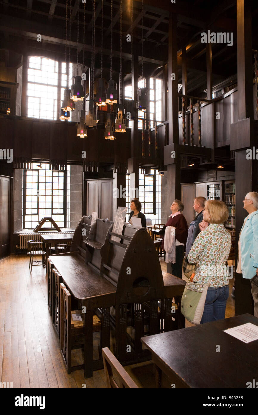 UK Scotland Glasgow School of Art interior visiteurs sur Visite guidée de la bibliothèque Banque D'Images